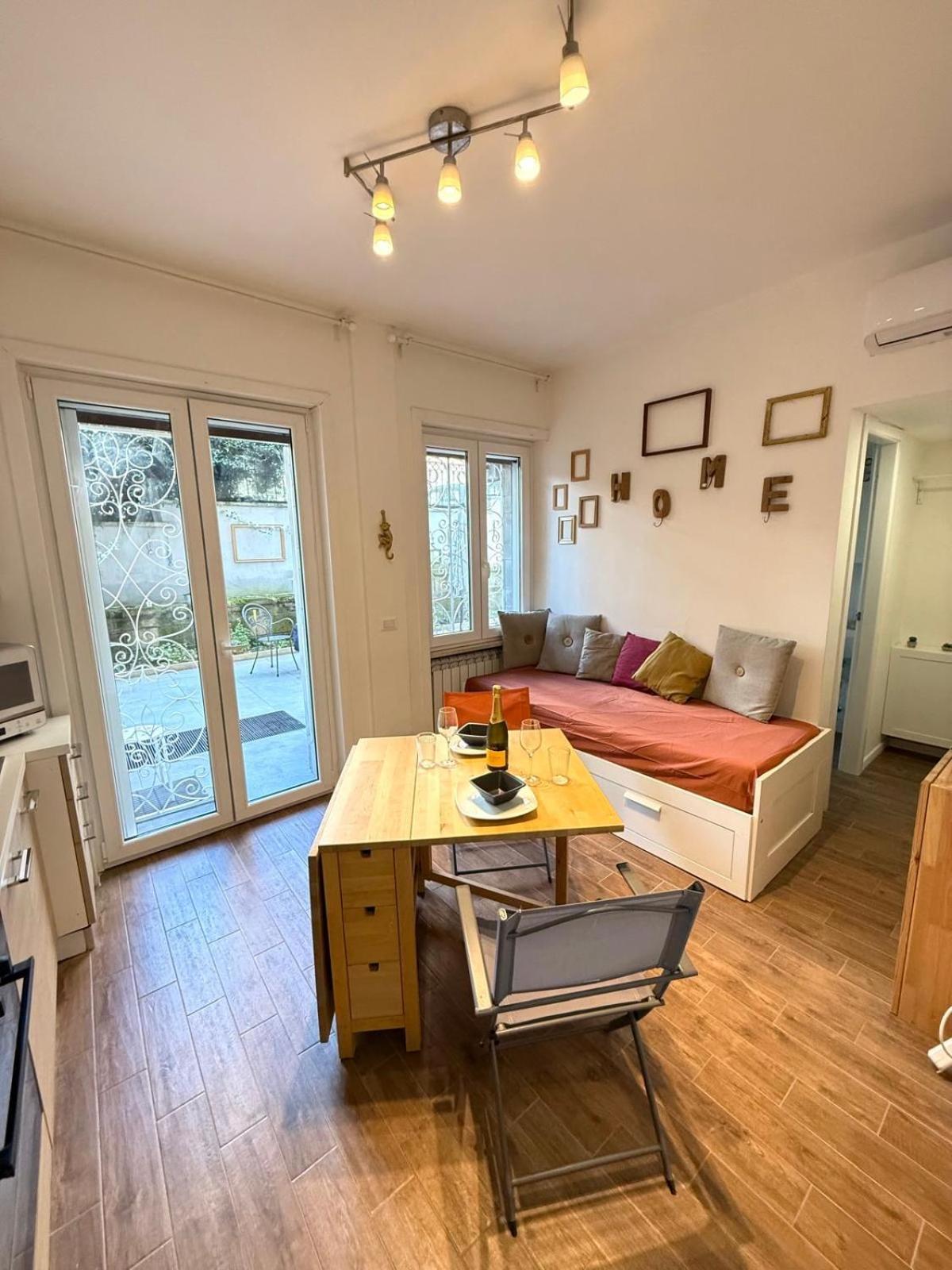Happy House With Private Garden Apartment Rom